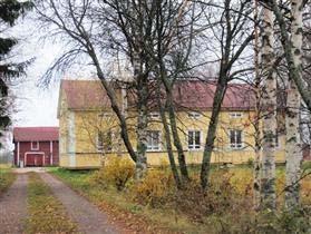 navetta-puojirakennus sekä talli/liiteri. Talossa on toiminut Suomen sodan (1808-1809) aikana kenttäsairaala.