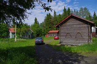 Päärakennus on siirretty nykyiseen pihapiiriin vanhasta Ylivesan pihapiiristä vuonna 1920. Rakennuksen vanhin osa on mahdollisesti 1830 luvulta.