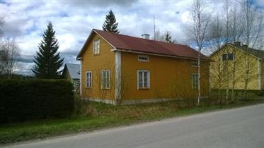 Aappo Jussila rakensi Laakson Petäjäkuljusta ostetusta ulkorakennuksesta toisen maailmansodan jälkeen.