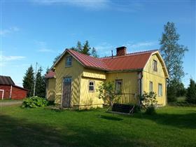 Vuonna 1931 vanhemman puoliskon isäntänä ollut Heikki Moisala siirsi talonsa vanhalta paikalta noin 300 metriä itään. Siirron yhteydessä taloon tehtiin seudulla harvinainen taitekatto.