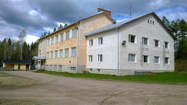 jossa on neljä luokkahuonetta, juhlaliikuntasali ja veistoluokka. Uusi koulutalo valmistui 1958.