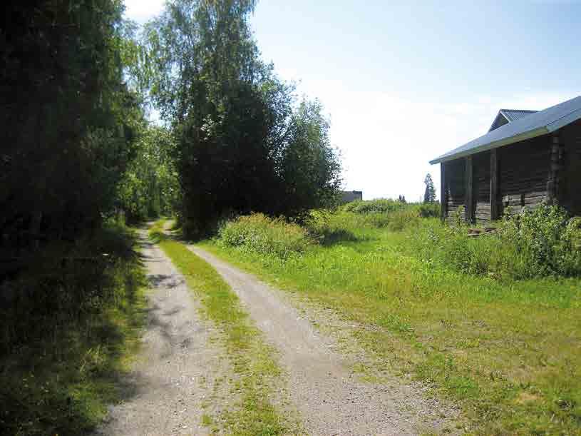 Se on pieni, laajojen asumattomien metsä- ja suoalueiden ympäröimä järvi. Järveä ympäröivät kangasmaat, Makkosenkangas, Ahonkangas, Hautakangas ja Hyttikangas.