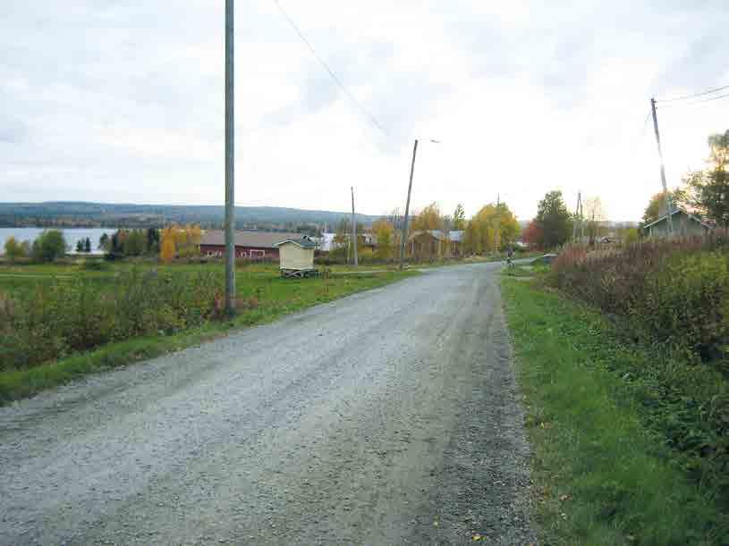 Järven rannassa on muutamia loma-asuntoja, jotka ovat lehtipuuvaltaisen rantametsikön suojassa.