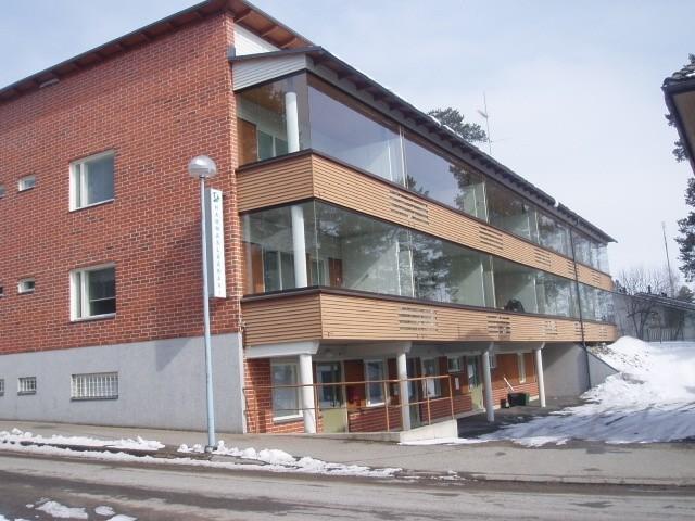 Huoneistossa on iso lasitettu parveke, erillinen Wc, huoneistokohtainen ilmastointi ja lisäksi talossa on