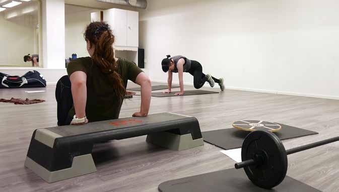LIIKUNTA HIIT Tehokas hapenottokykyä ja voimaa lisäävä pääosin kehonpainolla tehtävä intervallitreeni.