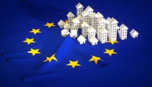 EU ja asuntopolitiikka Asuntopolitiikka kuuluu jäsenvaltioiden toimivaltaan EU:lla ei ole toimivaltaa asuntopolitiikassa Finanssikriisin jälkeen EU:ssa kiinnitetty huomiota myös sosiaaliseen