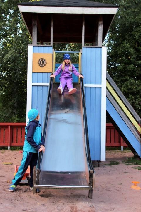 Onni Villa seuraa kun sisar