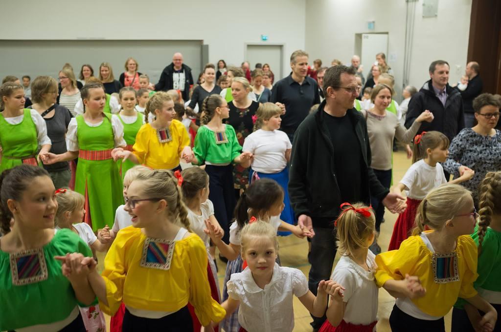 Konsertin jälkeen alkoivat tanssi-iltamat, joissa ensin kaikki pääsivät tanssimaan ohjatusti yhteisen poloneesin ja sen jälkeen pelimannit säestivät vapaata jamittelua.