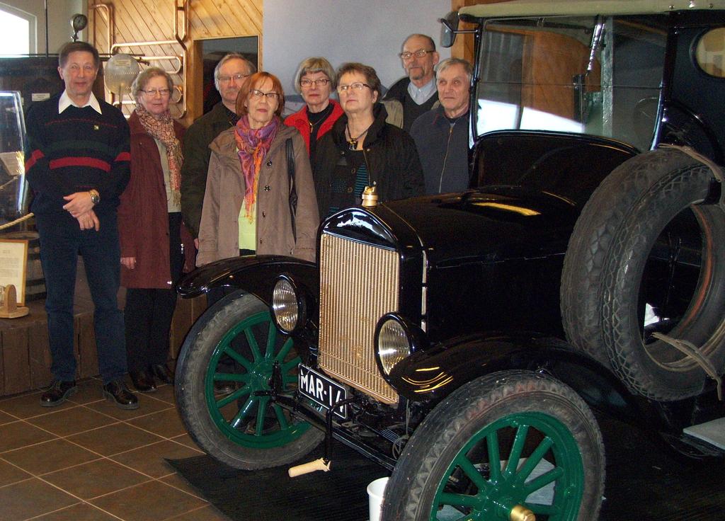 Kokouksen osanottajia ajokuntoisen panimoauton äärellä Panimomuseossa Alko täytti 80 vuotta 5.4.2012.