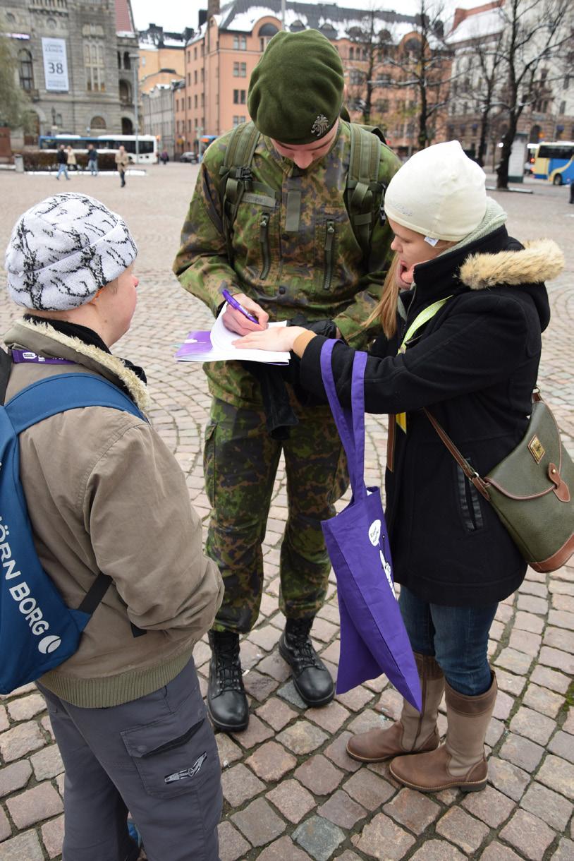 Ratikkatempauksessa ajeltiin raitiovaunulla numero 57 ja kerättiin nimiä Ei myytävänä -kansalaisaloitteeseen Lähdimme Läntiseltä Brahenkadulta viileässä syysilmassa upealla vuoden 1955 raitiovaunulla