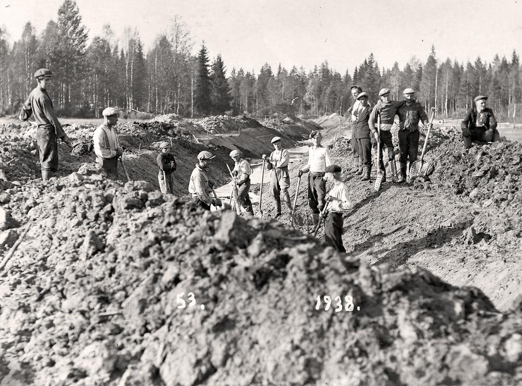 Pikkuluoman perkaustyömaa (Honkajoki, Pukarankylä). Hälli Juho 1938. Honkajoen Kotiseutuyhdistys ry päristöluvat toimivat keskeisenä ennakkovalvonnan muotona. (Hollo 2014.