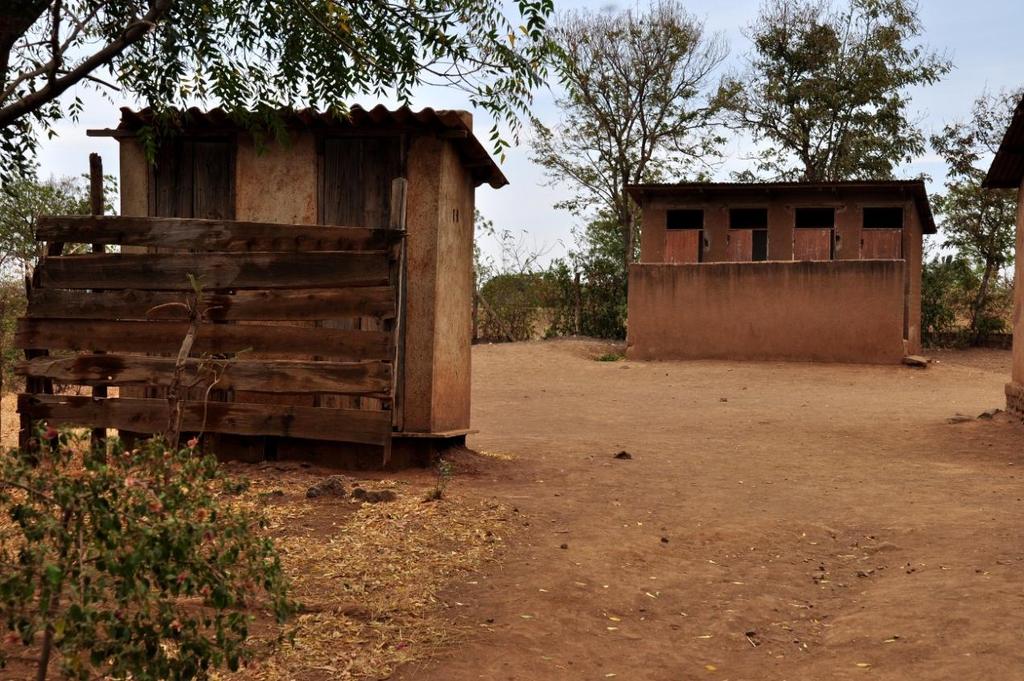 35 KUVA 14. Käymälärakennuksia Korongoni primary schoolin takapihalla Moshin kaupungissa. (Ojala 2012.) 6.1.2 Suurimmat ongelmat Jopa noin 67 prosentilla tutkimukseen osallistuneista kouluista on erittäin suuri tarve kehittää käymälöitään.