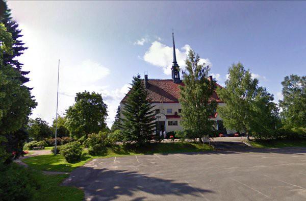 Tainionkosken yhteiskoulun sivuitse kulkevan tien varressa, siinä ihan koulun vieressä oli KOP-pankki ja posti.
