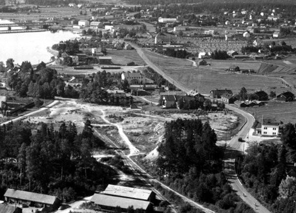 Tässä kuvassa Tainionkosken yhteiskoulua katsotaan pohjoisen suunnasta. Tosin maisema oli hieman erilainen minun kouluaikoinani.