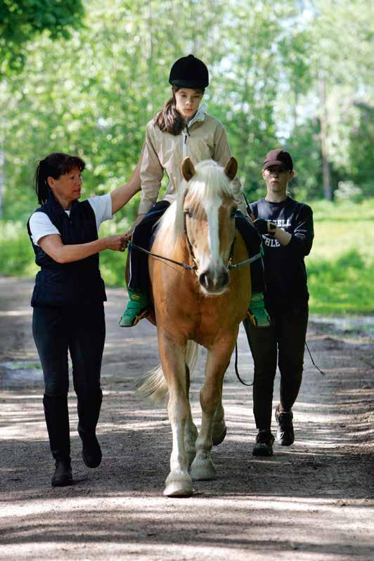 Ratsastusterapeutti Pia Pulli ja ratsastaja Katerina Stergakis Poni-Haka-tilalla.