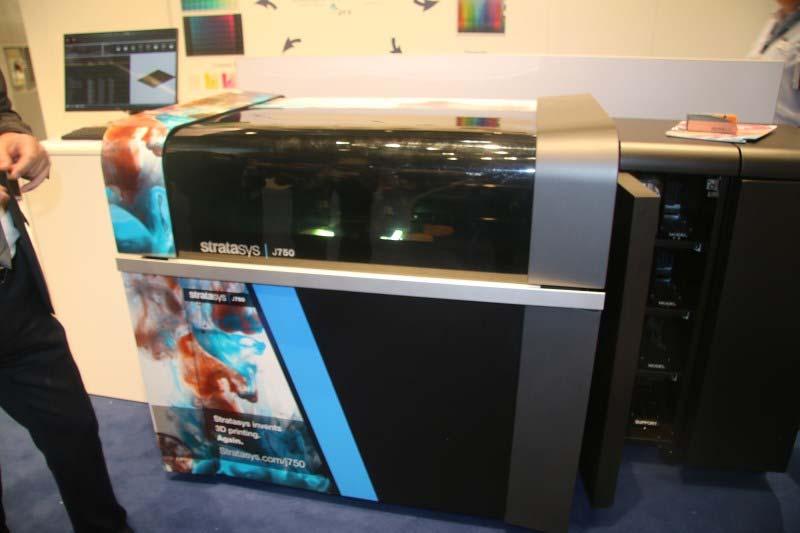 Stratasys J750: 250 k J750: 490 x 390 x 200 mm Materiaalin ruiskutus Stratasys sidonnaiset fotopolymeerit, multimateriaali