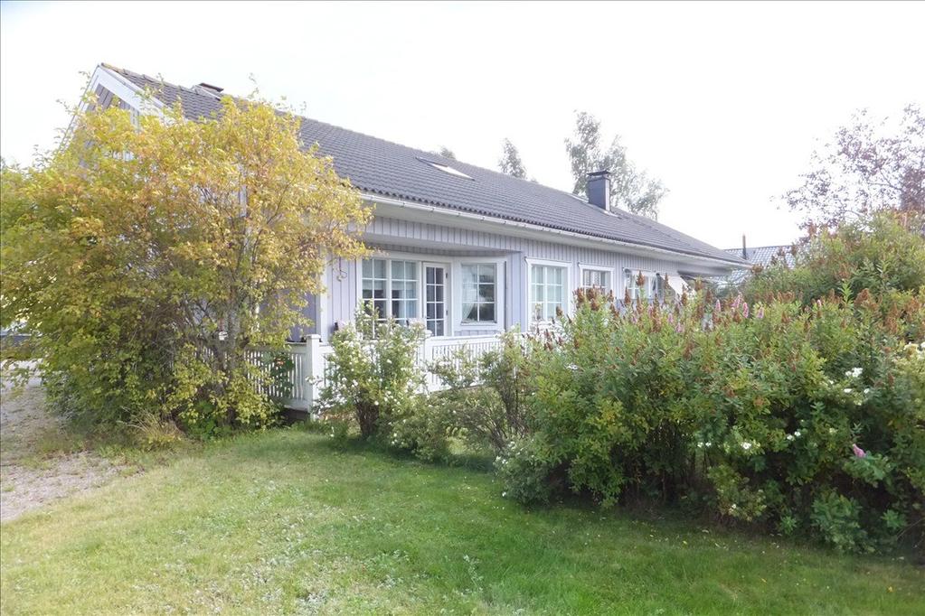 Käytännöllinen ja avoin pohjaratkaisu käsittäen 2 makuuhuonetta, keittiö, olohuone, kylpyhuone, sauna ja erillinen wc