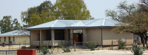 Nimi Auala tulee Namibian luterilaisen kirkon ensimmäisen piispan Leonard Aualan mukaan. Kirjasto oli täynnä hiljaa tehtäviään tehneitä koululaisia.