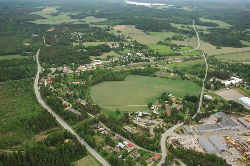 Suunnittelualue ilmakuvassa pohjoisesta kuvattuna. Kangasniemen tila etelästä.