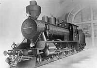 tyyppinen höyryveturi, jonka numero oli 575 (kuvio 7). Ensimmäiset veturit toimitettiin Valtion Rautateille vuonna 1920. Se painoi 64 000 kg ja nopeus oli 80 km/h. (Törmä 2006, 7-12) Kuvio 7.