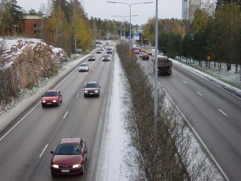 3 Liikennemäärät 3.1 Liikennemäärien yleinen kehitys Syksystä 25 syksyyn 26 liikenne kasvoi Espoossa kojelaskentojen mukaan keskimäärin 1,1 %.