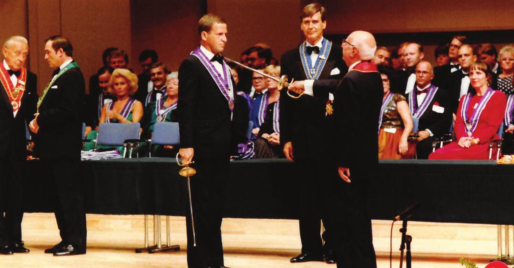 Jean Valbyn (vas.) installoitavana Chevalier Kai Miesmäki 1991.