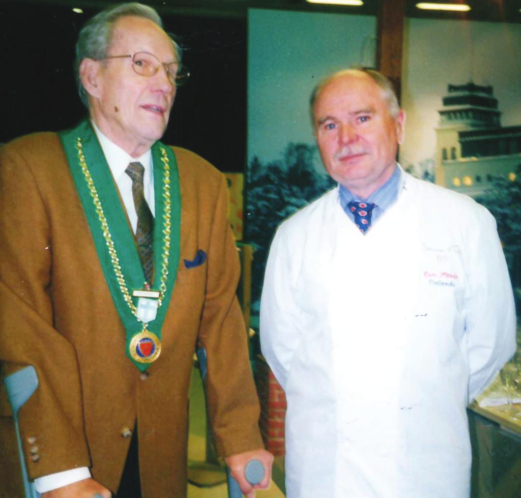 Tampereen toinen vouti Rolf Alander Wihuri Aarnion ravintolamessuilla keittiömestari Eero Mäkelän kanssa 8.10.2001.
