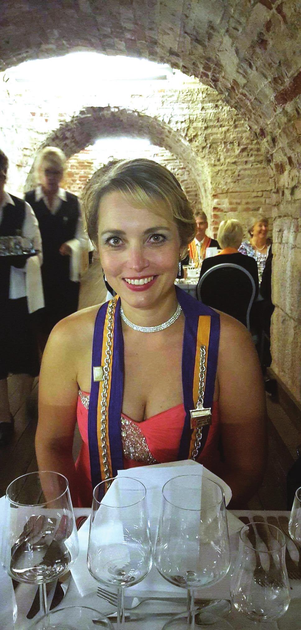 Rotissööri toisessa polvessa Chef de Table Kati Ehrola on kulkeutunut ravintola-alalle äitinsä Maître Restaurateur Irja Mäkisen jalanjäljissä, vaikka alun perin hänen tarkoitus oli suuntautua vallan