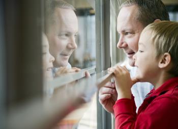 VANHEMMUUDEN TUKI LÄPILEIKKAAVANA TEEMANA LAPEN