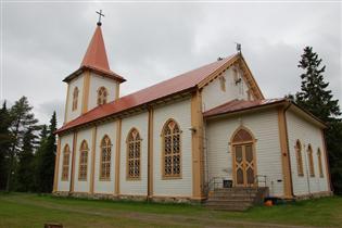 Tyyliltään kirkkorakennus edustaa uusgotiikkaa. Kirkon pihamaata ympäröi luonnonkivimuuri. Alttaritaulu on kuivaniemeläisen vari Haltun tekemä jäljennös: Jeesus asettaa myrskyn.