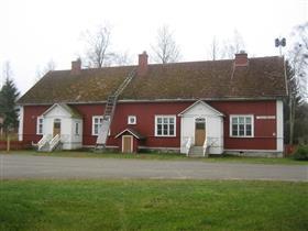 Vanhan hautausmaan, kirkon, kotiseutumuseon ja vanhan pappilan (kohteet n:o 2-5) sekä koulun (v. 1932) lisäksi alueella on vanhoja talouskeskuksia, kuten Ellilä (kohde n:o 7) ja Kaikkola (ennen v.