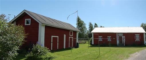 pieni asuinrakennus. Museo sijaitsee keskeisellä paikalla Kuivaniemen kirkonkylässä, kahden kylätien välisellä kiilamaisella tontilla.