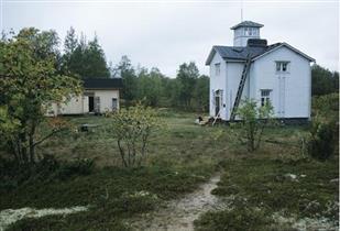 kaksihuoneinen rakennus, jota myöhemmin on laajennettu. Toimii nykyisin Oulun yliopiston Perämeren tutkimusasemana.