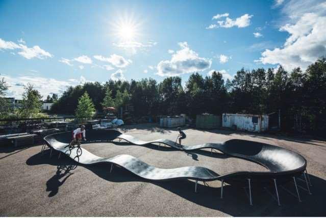 D. Pumptrack- rata Soveltuu: Pyörille Potkulaudalle Skeittilaudalle Rullaluistimille Pyörätuolille Materiaali: Runko: painekyllästetty liimapuu Ajopinta: