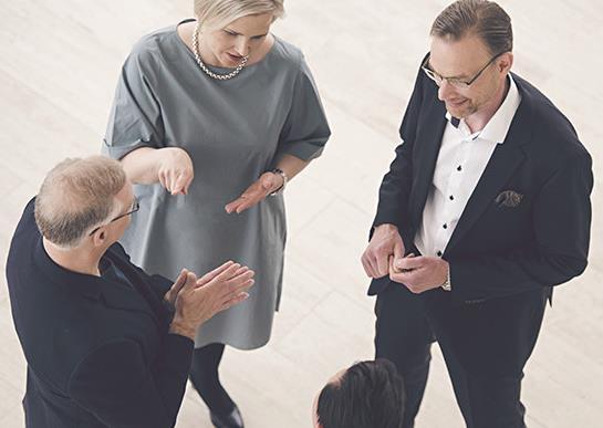 Johtamiskulttuurin neljä paradoksia Työn autonomia vs. johtamisen kaipuu vapaa mutta ei hylätty Iso kuva vs. siilot kohti visiota, mutta organisaatiorakenne kuitenkin siiloinen Osallisuus vs.