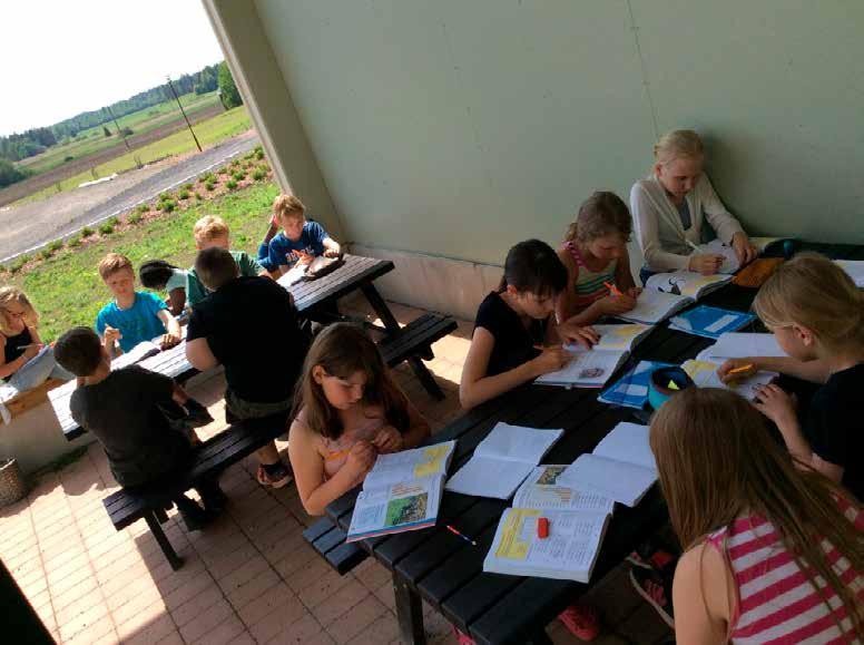 38 Luonnosta avaimet lasten ja nuorten kasvuun ja kehitykseen Koululaiset luontoelämysten äärellä Koijärven koulu-päiväkoti aloitti toimintansa tammikuussa 2015 vastavalmistuneessa