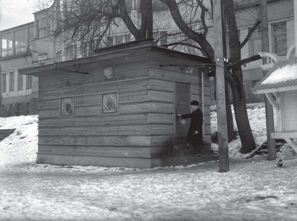 Georg Horne sulkee Tammerkosken radioaseman lopullisesti maaliskuussa 1930 uuden Yleisradion Pyynikin aseman aloittaessa lähetyksensä. Lähde: Vapriikin kuva-arkisto. tettiin 21.9.1927 ja sillä Tampereen Radion todellinen määräysvalta siirtyi Suomen Yleisradio Oy:lle.