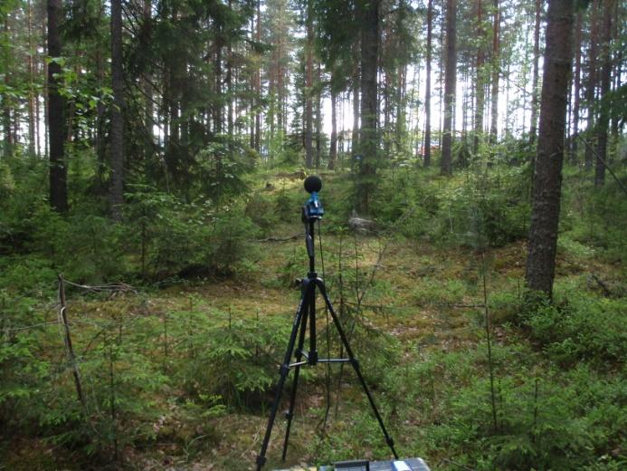 Hollolan kunta Kukonkankaan Ak-meluselvitys Melumittauspöytäkirja LIITE 5 (2/3) 31.8.11 RUHA Ajankohta: Mitattava kohde: Mittauspaikka: Etäisyys kohteeseen: Valokuva mittausplta: 9.6.