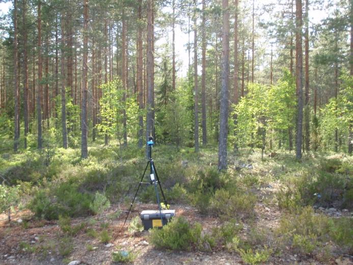 Hollolan kunta Kukonkankaan Ak-meluselvitys Melumittauspöytäkirja LIITE 6 (3/4) 31.8.11 RUHA Ajankohta: Mitattava kohde: Mittauspaikka: Etäisyys kohteeseen: Valokuva mittausplta: 9.6.-10.6.11 Kaukokiidon Hollolan tavaraterminaali Mittauspiste 6 (ETRS-GK26) N 6764677 E 264691 Kaukokiidon kiinteistön rajaan n.