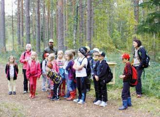 Oppilaat pääsivät tutustumaan marjoihin, kasveihin, metsän pieneliöstöön sekä maaperän ihmeellisyyksiin sekä metsänhoitoyhdistyksen kohteella metsästä jalostettaviin eri tuotteisiin.