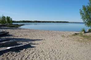 Harmaaleppä (Alnus incana) ja koivu (Betula pubescens) reunustavat rantaa pohjoisen ja idän puolella. Kuva 2. Fagerön uimaranta (kuvat otettu 2.6.2010. ja 29.8.2010). 3.