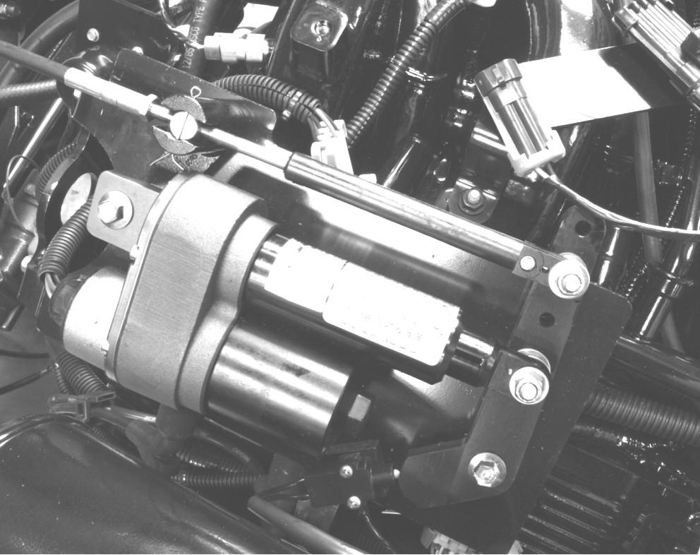 Varatoiminnot Vain vasemman moottorin käyttö Osa 2 - Vesillä Ohjauspyörän palautusvoimatoiminto on käytettävissä vain, kun oikeanpuoleinen virta-avain on ON-asennossa.