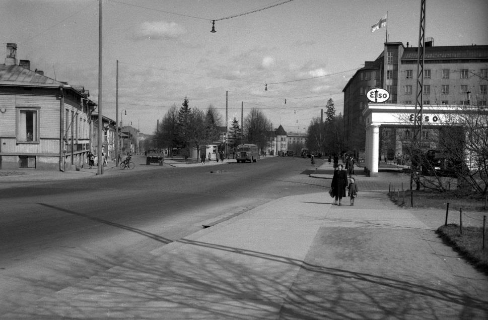 12 Puistot täydentävät torimaisemaa Pyynikintorin etelälaitaan suunniteltiin pieni puistoalue jo Sonckin asemakaavassa (1907).