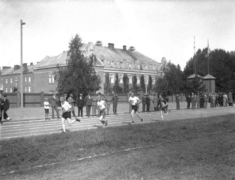 Taustalla Aleksanterin kirkko ja vuonna 1901 valmistunut Tampereen
