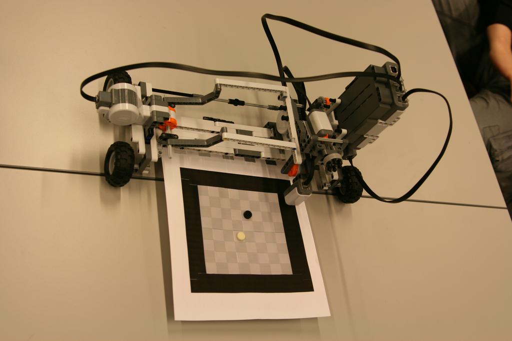 1 Robotin rakenne ja toimintaperiaate Tämän epäonnistuneen projektin tavoite oli toteuttaa tammea pelaava Lego Mindstorms NXT -robotti.
