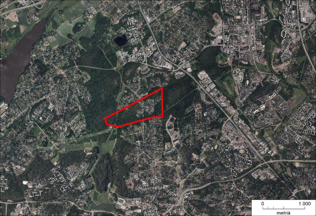 Kuva 9. Muuttolinnunmäki (punainen rajaus) on rakennettujen alueiden reunustaman itä-länsisuuntaisen ja pohjois-eteläsuuntaisen metsäalueen risteyskohdassa.