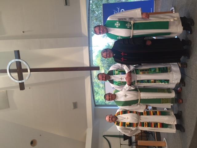 Mukana messussa olivat Rejoice Lutheran Churchin pastorit Ernie Hinojosa ja Todd Bruning sekä Töölön