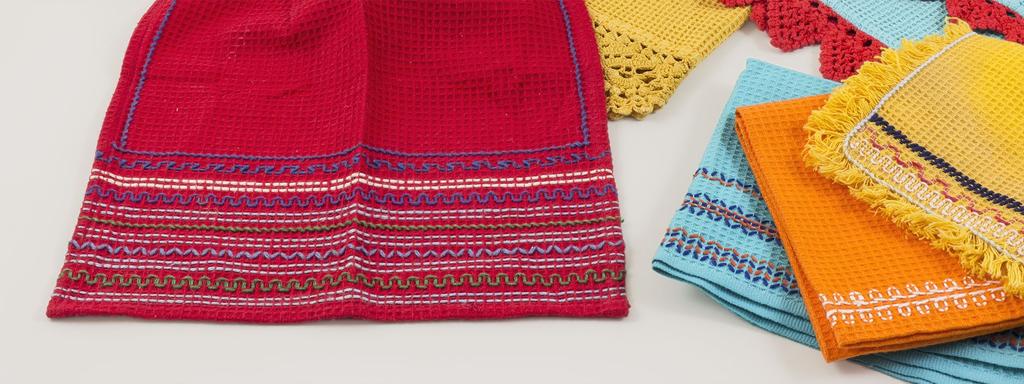 VOHVELIKIRJONTA Tarvikkeet pala vohvelikangasta, noin 20 x 20 cm kanavaneula sakset kirjontalankaa (helmilanka, muliinilanka) Ohje 1. Pura vohvelikankaan reunat noin 0,5 cm joka sivulta.