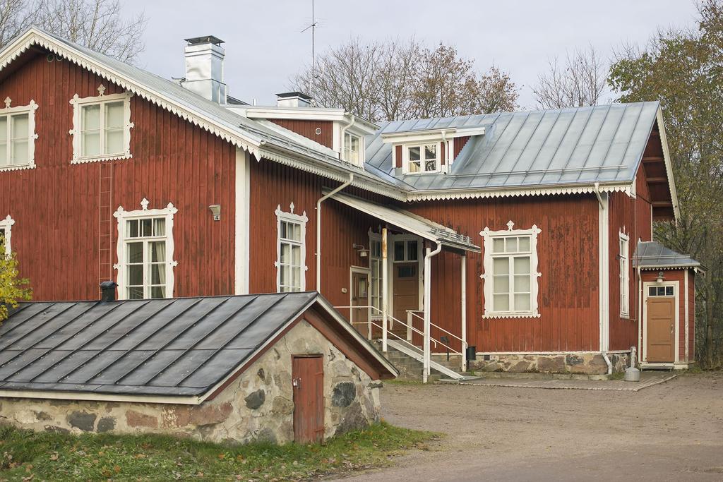 Kuvat: RyhmäRenki Kirsi Alastalo 2017 Yläkuvassa Lagstadin kansakoulurakennus Kuvauspaikka: Espoon