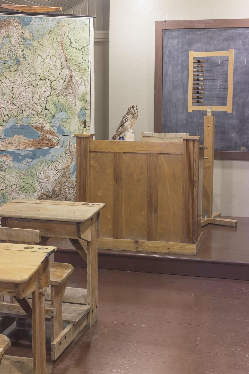 Luokkahuoneen etuosassa oli opettajan koroke, liitutaulu,